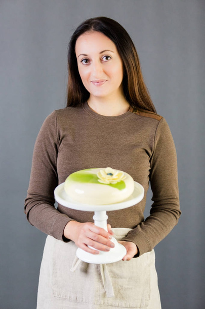 Porträt des jungen Pastetenschafs mit Kuchen auf grauem Hintergrund. - Foto, Bild