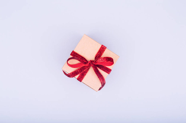 Craft box with red ribbon bow. Valentine day concept. Trendy min - Foto, Bild