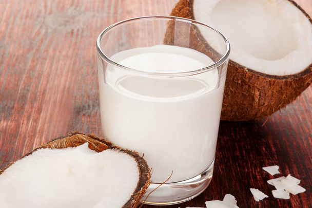 Delizioso latte di cocco in vetro
 - Foto, immagini