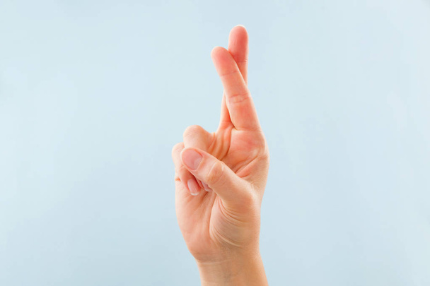 Американский жестовый язык R
. - Фото, изображение