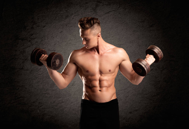 Sexy weight lifter guy showing muscles - Fotoğraf, Görsel