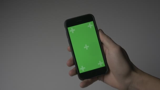 Szoros fel ember használ Smartphone érintse meg a zöld képernyő Chroma Key fehér asztali háttér - Felvétel, videó