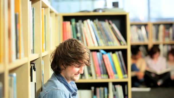 συμμαθητής εστίαση σε διάλεξη στη βιβλιοθήκη του Πανεπιστημίου - Πλάνα, βίντεο