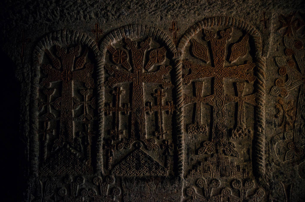 Croix arménienne pierres khachkars dans le monastère Geghard, Arménie
 - Photo, image
