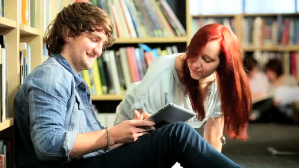 ζευγάρι συμμαθητή έρευνα στο tablet στην πανεπιστημιούπολη - Πλάνα, βίντεο