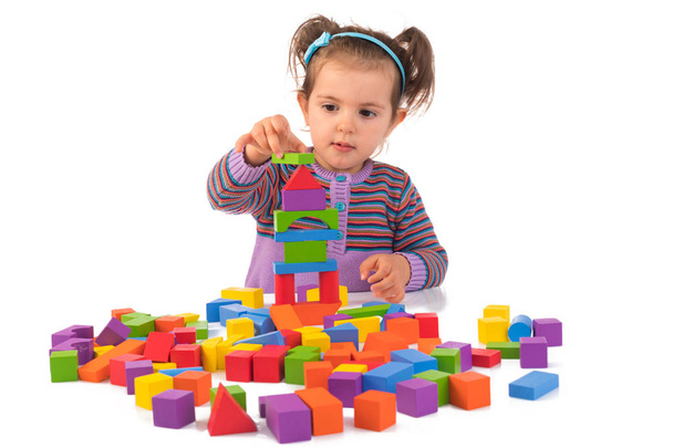 Концепція Монтессорі з милою дівчиною грає в дерев'яні кубики ізольовані
  - Фото, зображення
