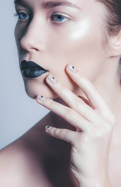 Schönheit Mode Modell Mädchen mit schwarzem Make-up. Mode trendige Maniküre. Nagelkunst. dunkler Lippenstift und Nagellack - Foto, Bild