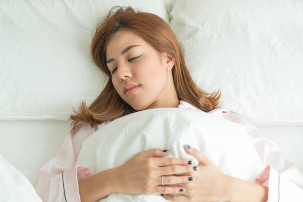 asian woman sleeping on bed - Φωτογραφία, εικόνα