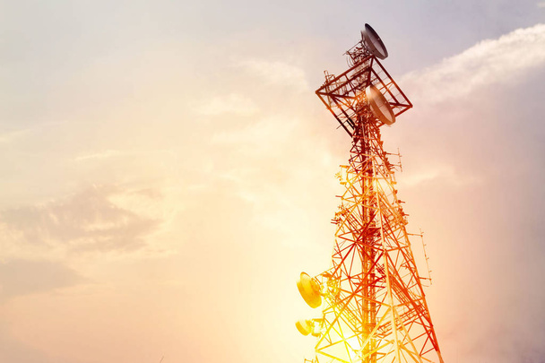 Абстрактна телекомунікаційна вежа Антена та супутникова тарілка на фоні заходу сонця
 - Фото, зображення