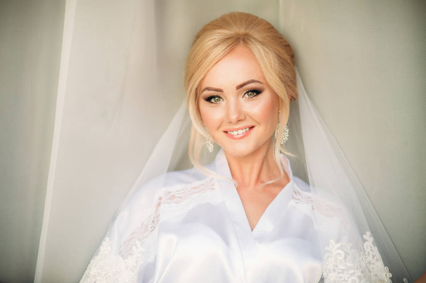 Πορτραίτο μιας νύφης σε ένα γαμήλιο φόρεμα. Φορέματα για τη νύφη στο ξενοδοχείο - Φωτογραφία, εικόνα