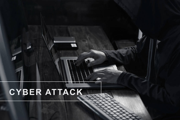 Internetkriminalität. Hacker mit Laptop und Passwort-Code im Darkroom - Foto, Bild