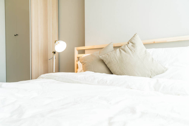 Удобная подушка на кровати в спальне
  - Фото, изображение