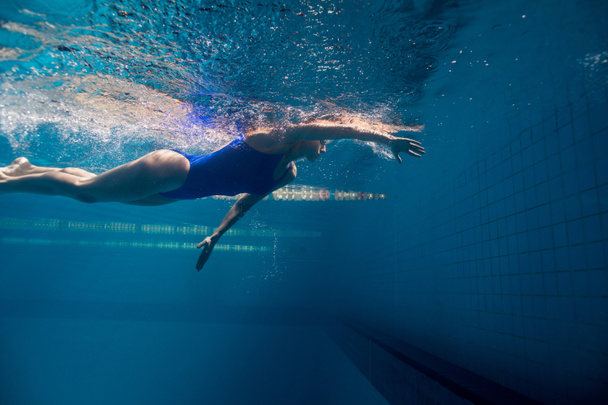 imagen submarina de la joven nadadora haciendo ejercicio en la piscina
 - Foto, Imagen