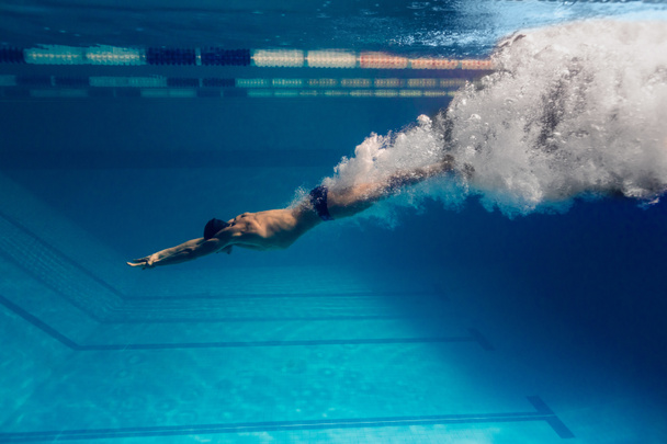 podwodne zdjęcia męskich pływak pływanie i basen - Zdjęcie, obraz