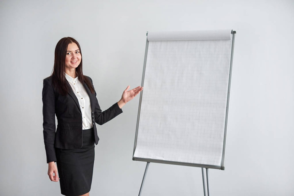 biznes kobieta pokazuje informacje o firmie zespół na flipchart - Zdjęcie, obraz