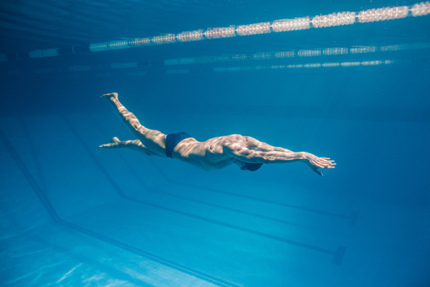 imagen submarina de nadador masculino natación i piscina
 - Foto, Imagen