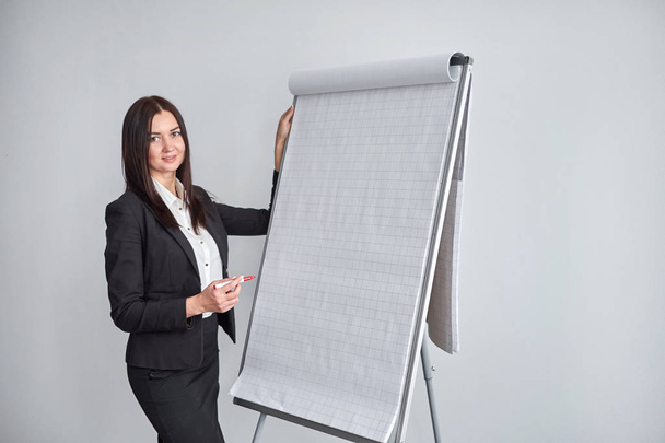 beautiful business woman showing a business team information on the flipchart - Foto, imagen