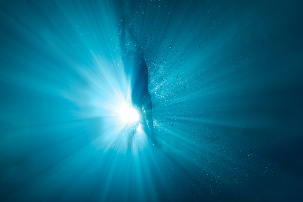 imagen submarina de nadador profesional haciendo ejercicio en la piscina
 - Foto, Imagen