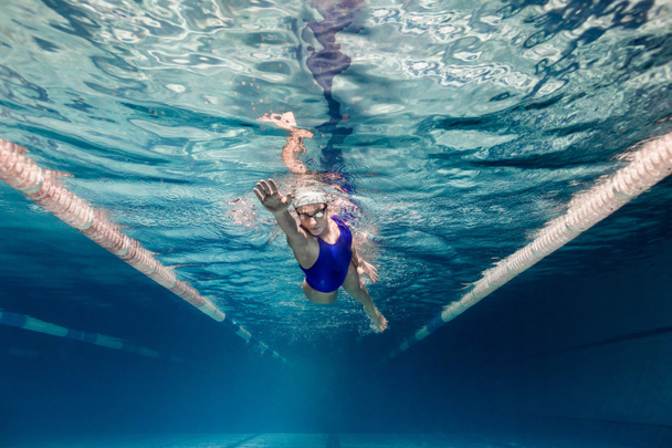 imagen submarina de nadadora en traje de baño y gafas de entrenamiento en la piscina
 - Foto, Imagen