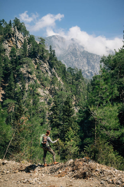 Turysta na szlaku lycian w Olympos, Turcja - Zdjęcie, obraz