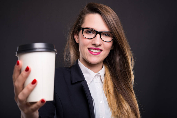 Femme d'affaires souriante tenant emporter tasse de café
  - Photo, image