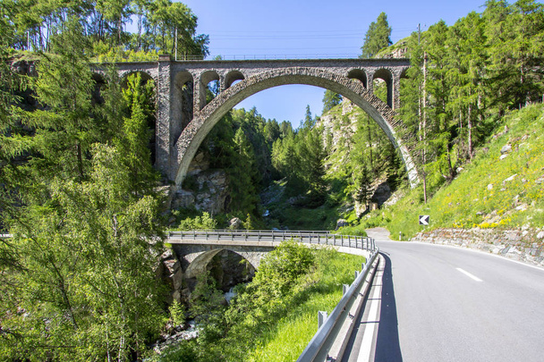 Oblouk viadukt ve Švýcarsku - Fotografie, Obrázek