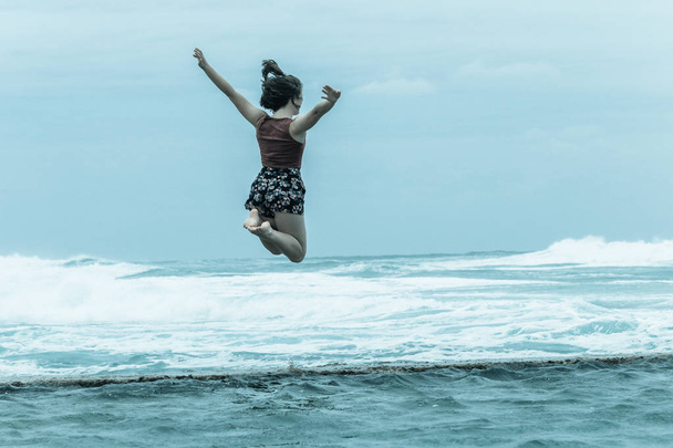 Dívka, která skočila přílivové bazén oceán - Fotografie, Obrázek