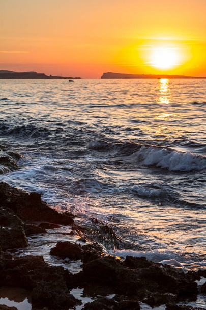 Сплеск води в морі на заході сонця
 - Фото, зображення