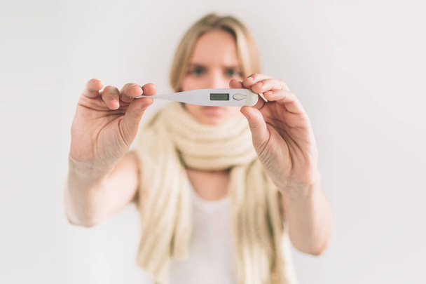 Женщина горла термометр медицины на белом фоне изоляции
 - Фото, изображение