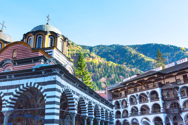 Рильский монастырь, Болгария и осенние горы
 - Фото, изображение