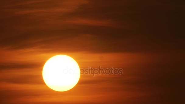 pomarańczowy słońce ogromne w niebo o zachodzie słońca niesamowite  - Materiał filmowy, wideo