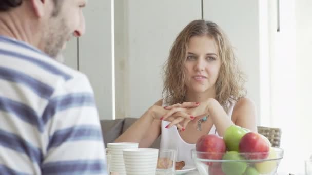 glückliche junge Familie frühstückt an Feiertagen in der Küche - Filmmaterial, Video