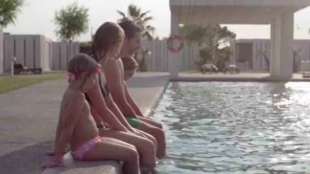 glückliche Familie spielt und planscht in einem Resort - Filmmaterial, Video