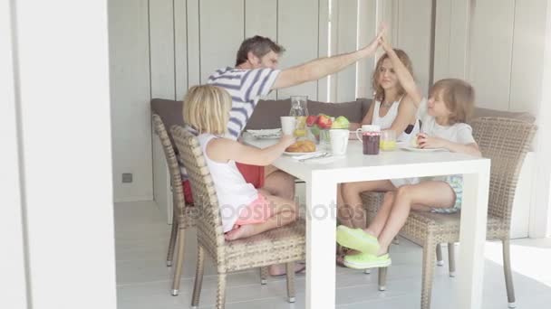 Felice giovane famiglia che fa colazione in cucina in vacanza
 - Filmati, video