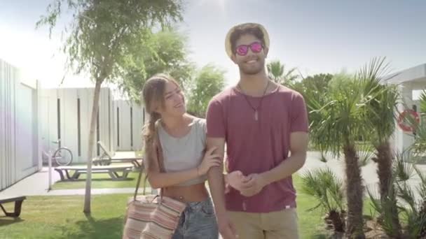 Felice amore romantico multi-etnico coppia abbracciare in un resort
 - Filmati, video