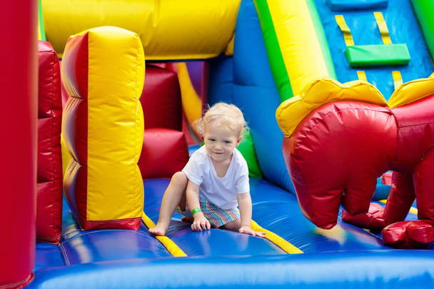 Kind op Speeltuin, trampoline springen. Kinderen springen. - Foto, afbeelding
