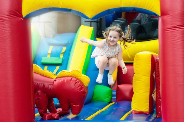Kind springt auf Spielplatz-Trampolin. Kinder springen. - Foto, Bild