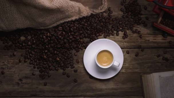 Taza y granos de café - Metraje, vídeo