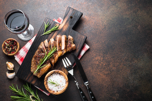 Grilled beef striploin steak with red wine glass. - Zdjęcie, obraz
