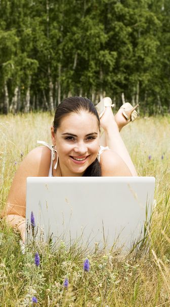 Счастливая женщина с ноутбуком
 - Фото, изображение