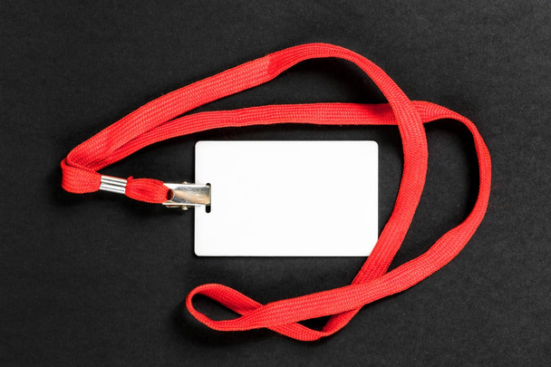 Carte d'identité / icône vide avec une ceinture orange sur fond noir
.  - Photo, image