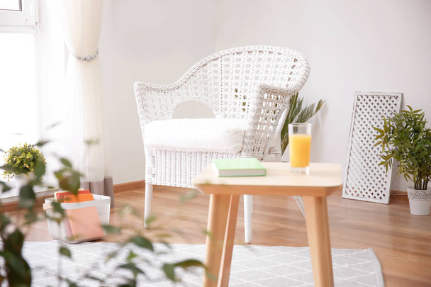Elegant living room interior with white armchair - Foto, Bild