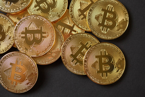 Muitos bitcoins de ouro
 - Foto, Imagem