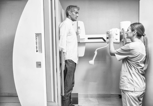 Elderly man undergoing medical x-ray test. - Foto, afbeelding