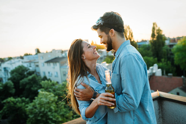 Šťastný pár si nápoje a balkon - Fotografie, Obrázek