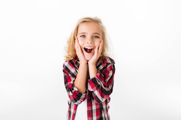 Muotokuva onnellinen pieni tyttö kädestä hänen kasvonsa
 - Valokuva, kuva