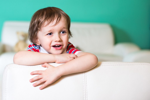 glücklich 3 Jahre Baby-Junge sitzt auf Leder weißes Sofa - Foto, Bild