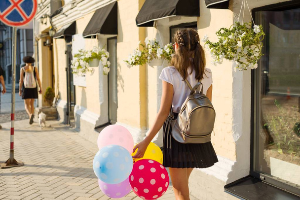 Back view. Girl teenager high school student with balloons - Foto, Bild