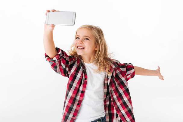 Selfie を取って興奮して少女の肖像画 - 写真・画像
