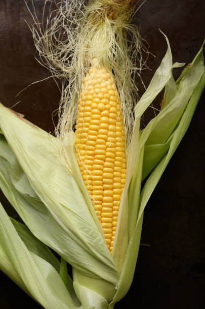 Yellow fresh corn cob above - Φωτογραφία, εικόνα